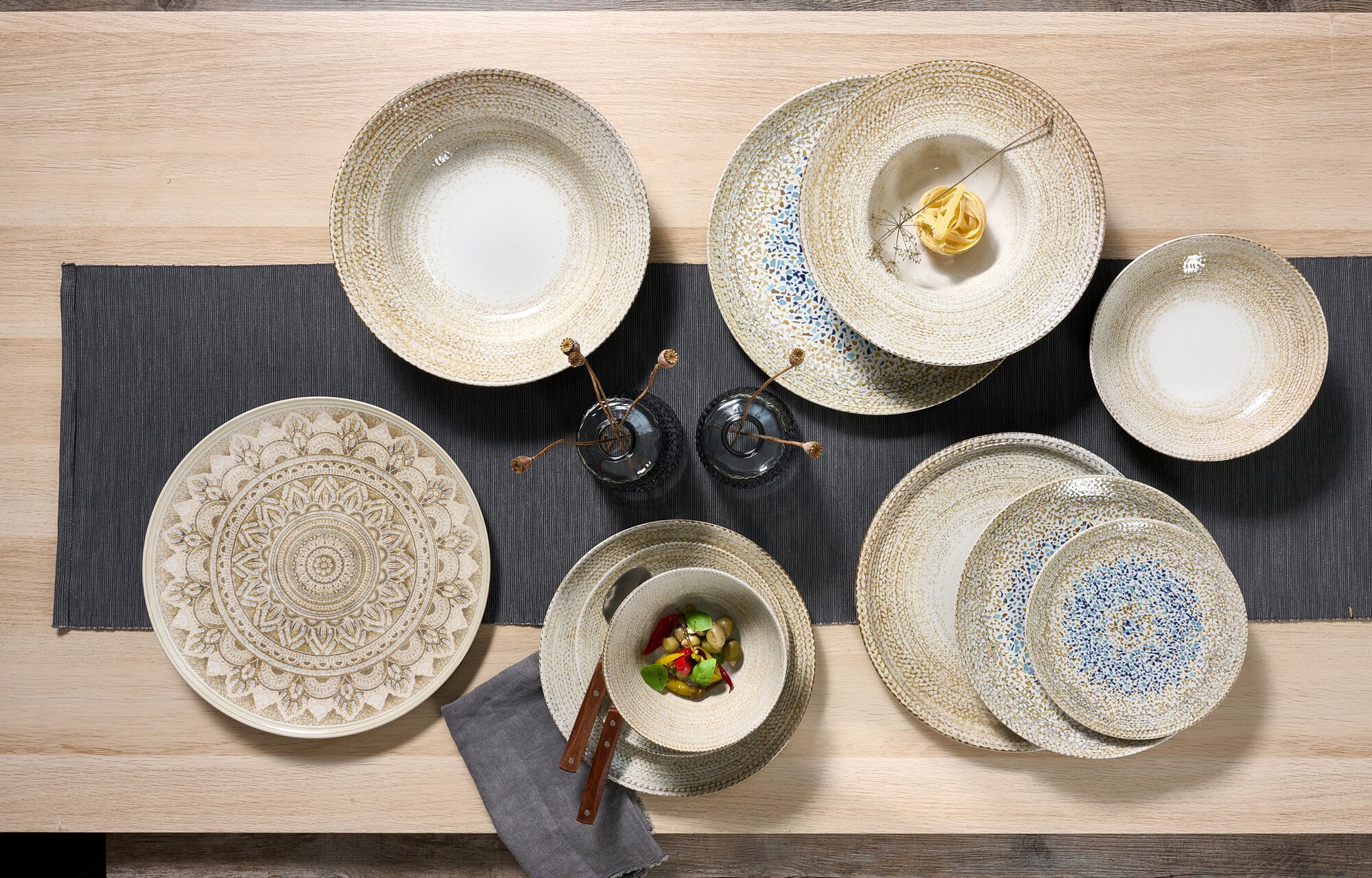 Keramik-Geschirr mit beige-blauen Designs auf Holztisch