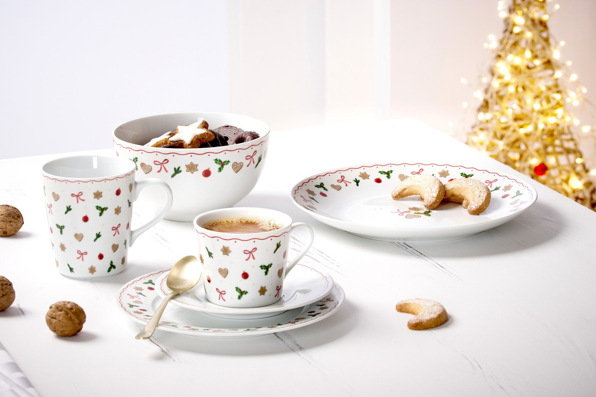 Porzellan mit Weihnachtsmotiven bestehend aus Tassen, Schale