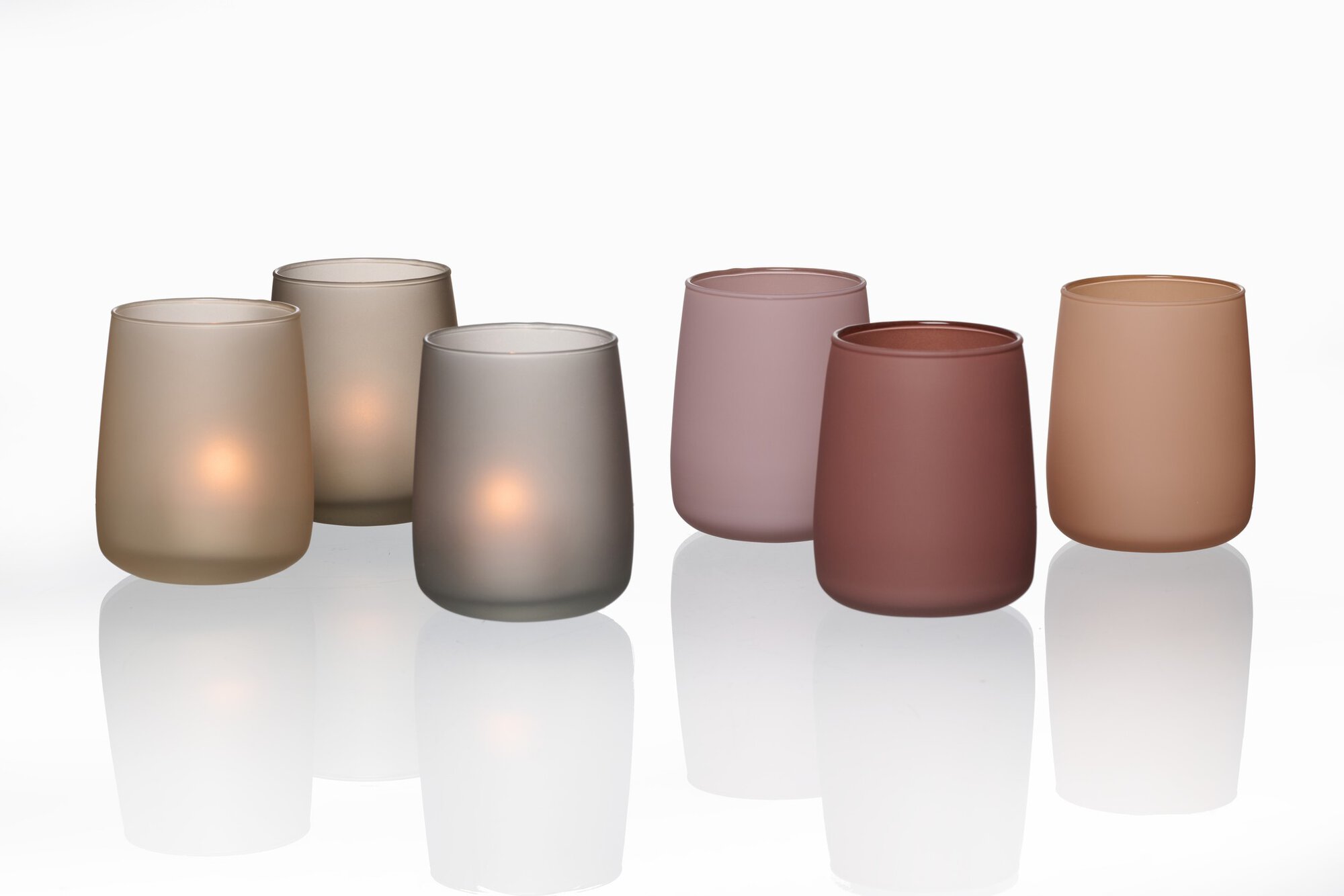 Sechs matte Windlichter in verschiedenen warmen Farben mit K