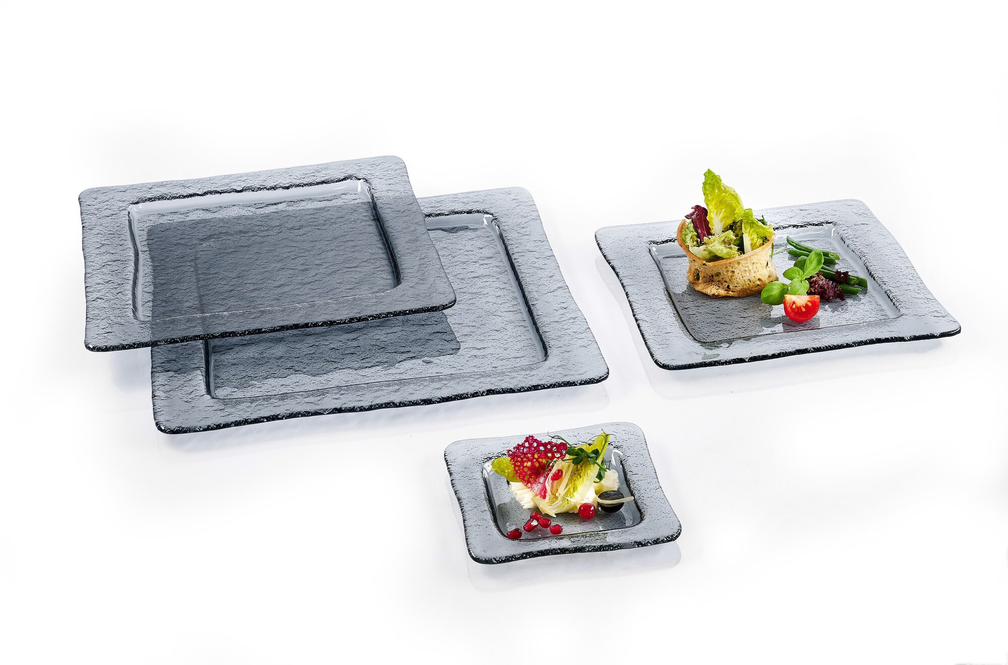 Vier quadratische Glasteller mit Struktur, zwei mit Salat de
