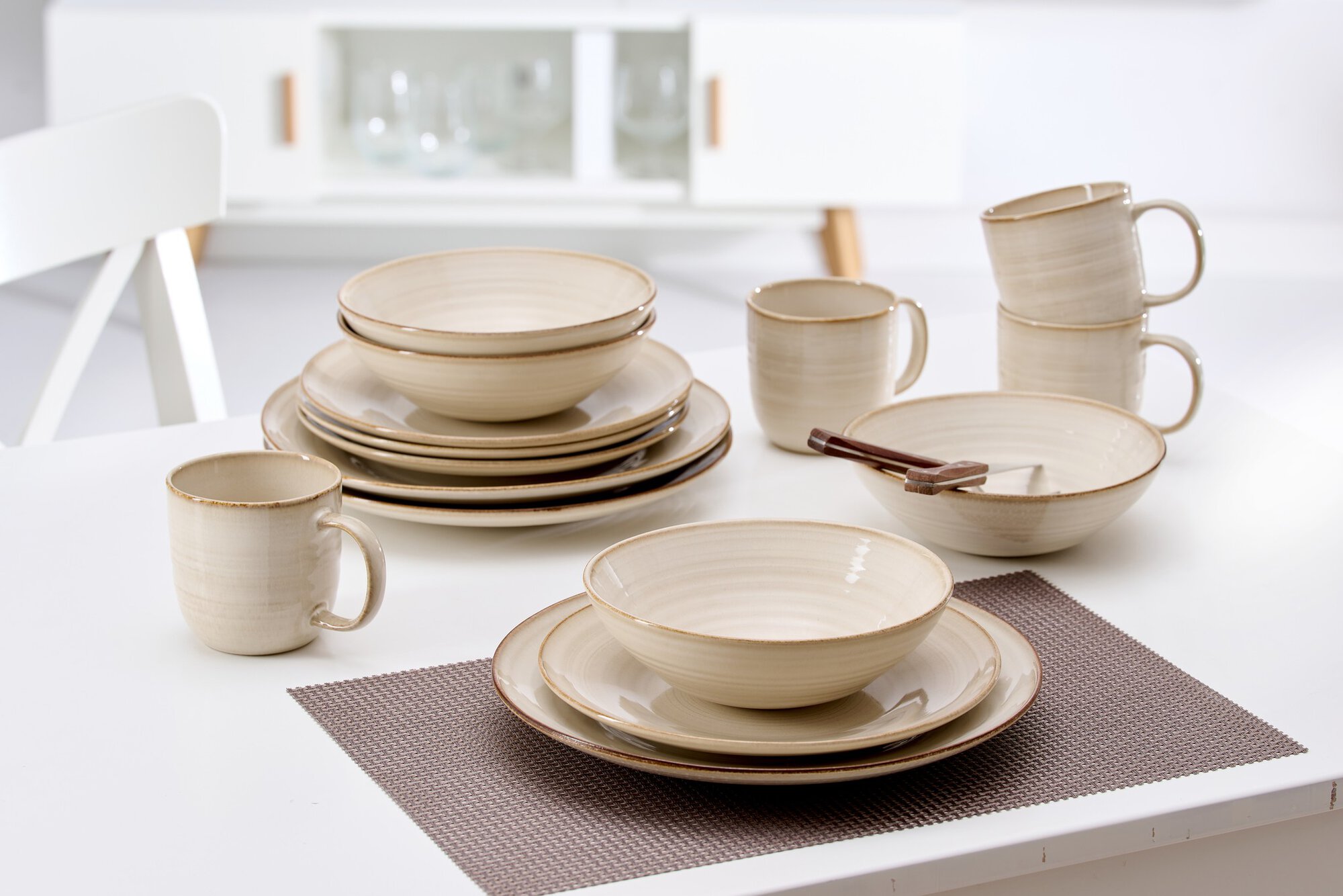 Keramik-Geschirr-Set mit Tellern und Tassen in Beige