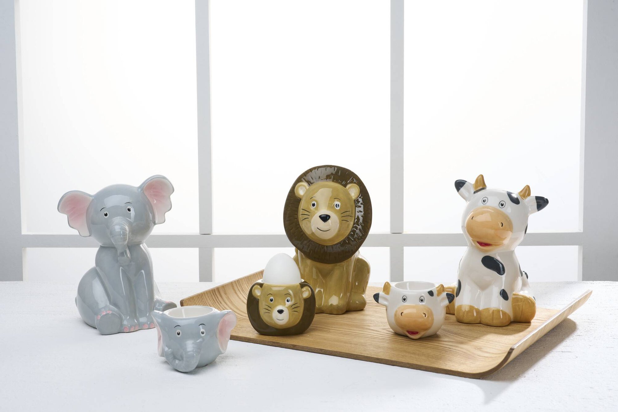 Verschiedene Tier-Keramikfiguren und Eierbecher als Elefant,