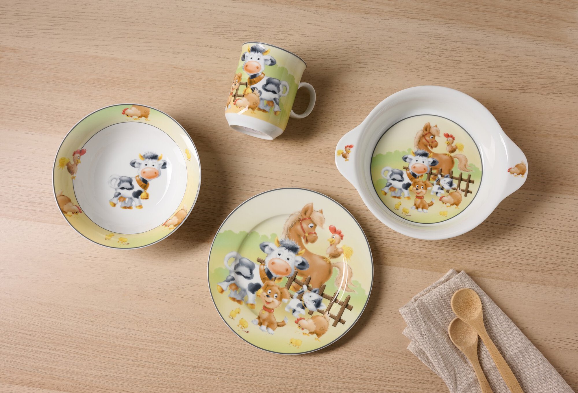 Set Kindergeschirr mit Kuh, Pferd, Hund und Huhn als Motive