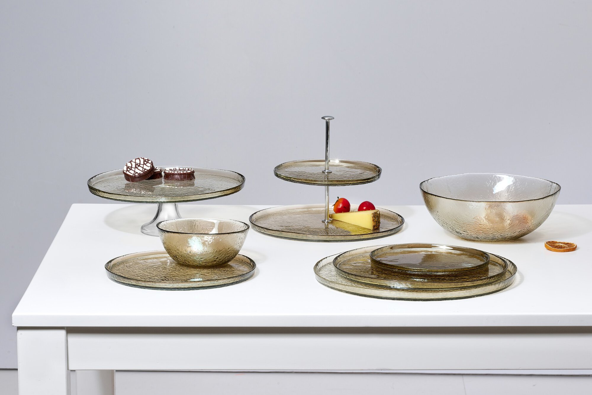 Glas-Servierplatten und Schüsseln mit Kuchen und Snacks