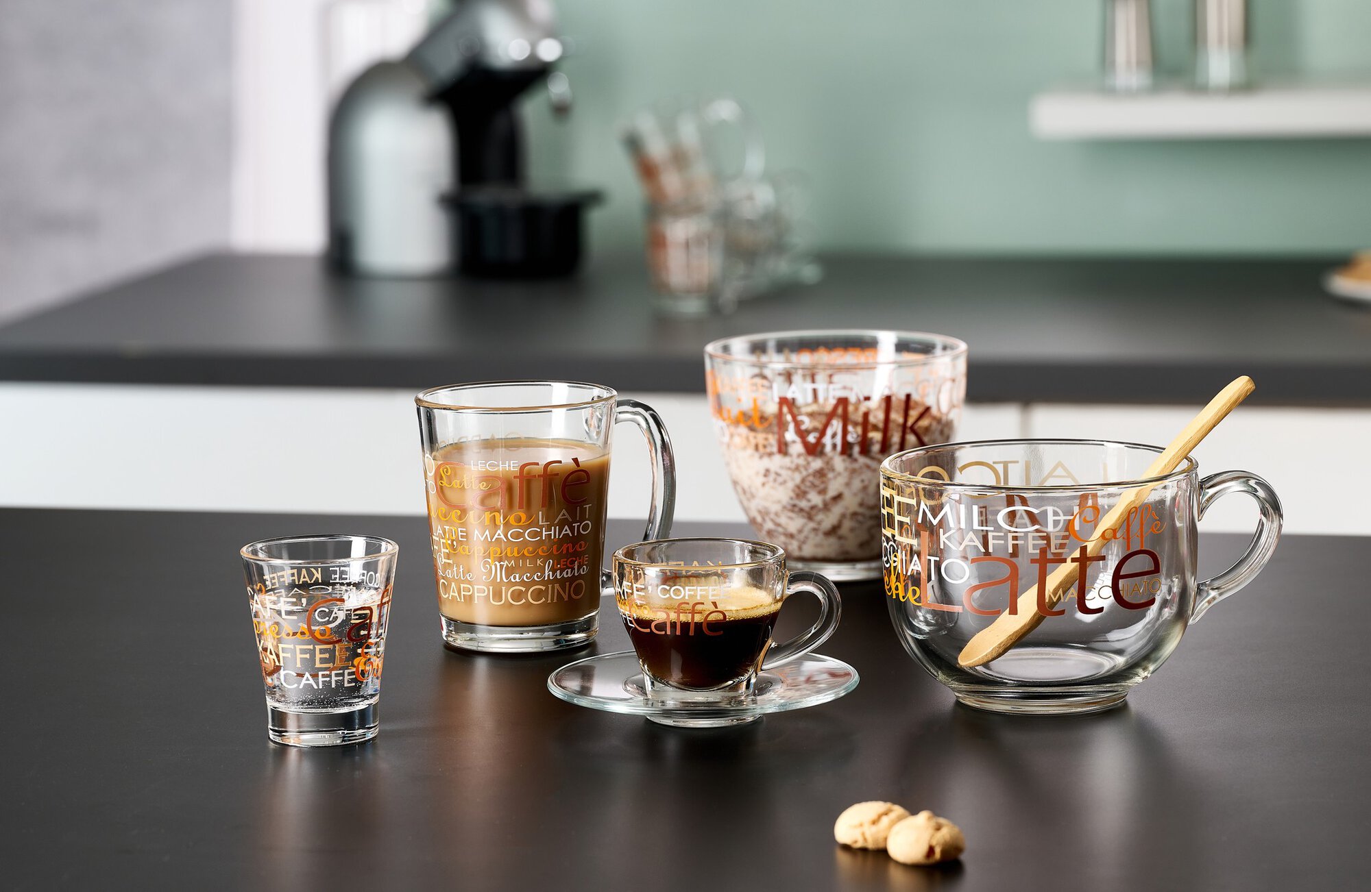 Kaffee-Gläser mit Latte, Espresso und Cappuccino auf schwarz