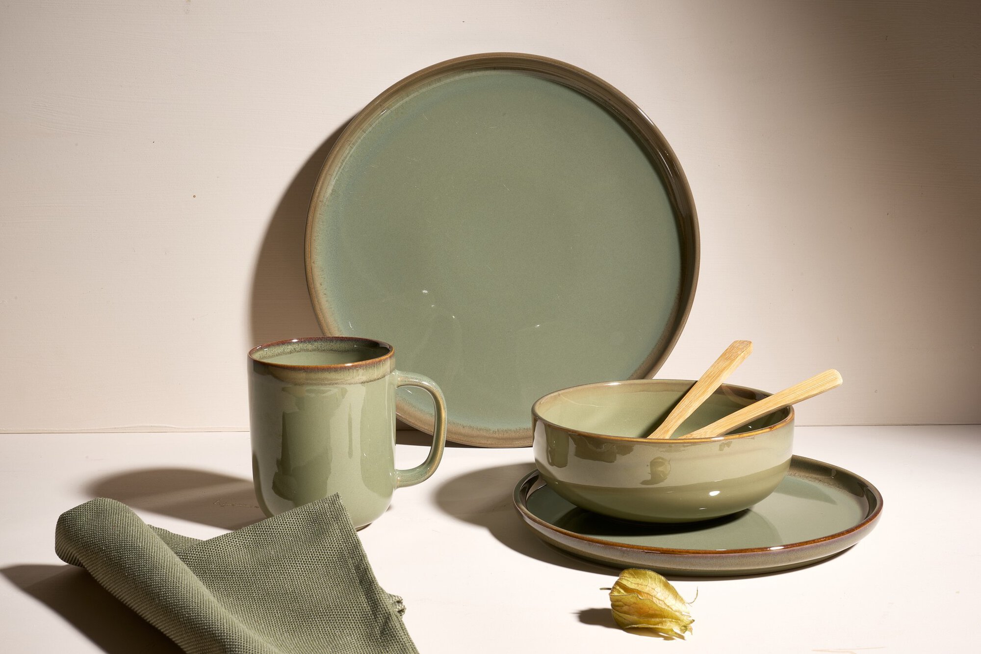 Grünes Keramik-Geschirrset mit Teller, Schüssel, Tasse, Holz
