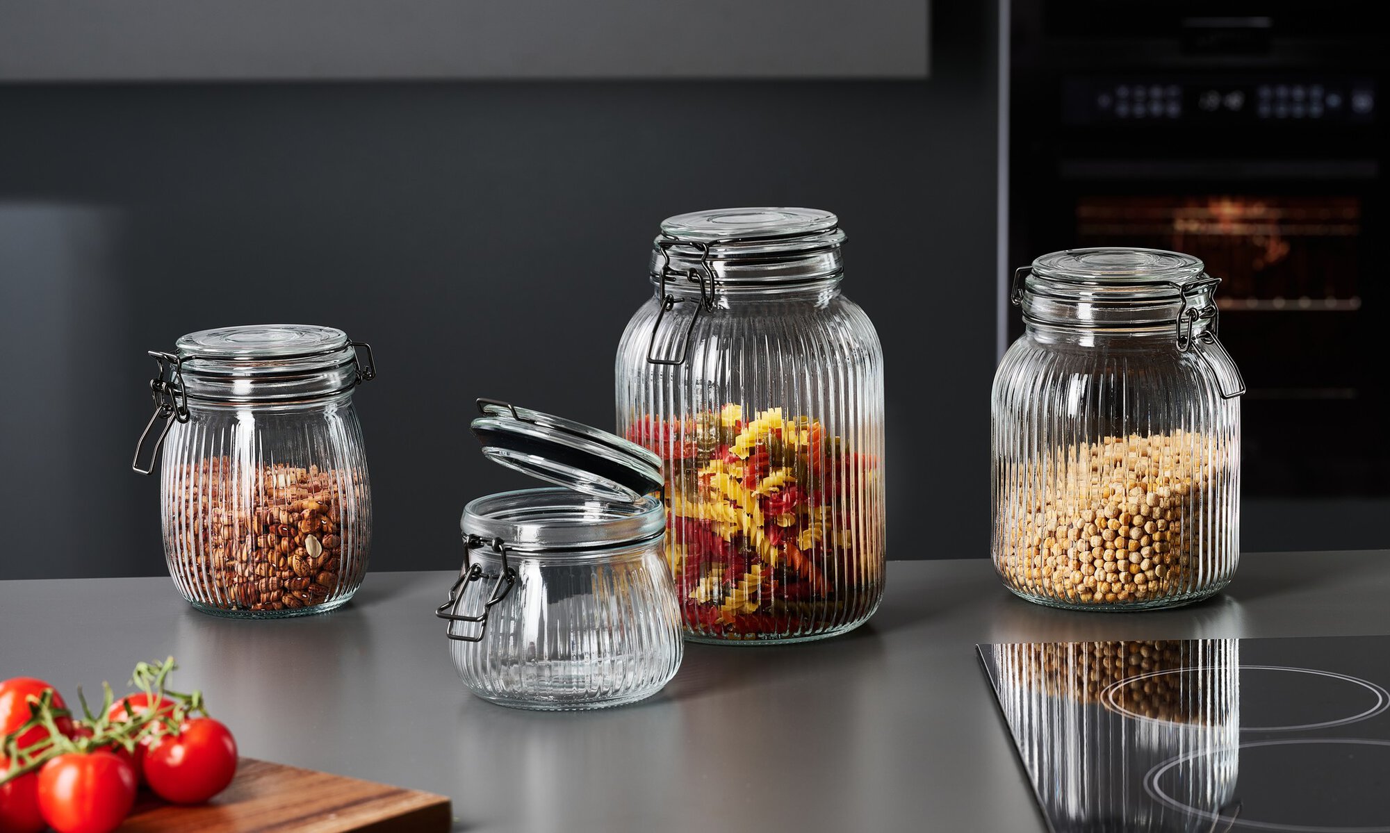 Vorratsgläser aus Glas mit Nüssen, Pasta und Kichererbsen ge