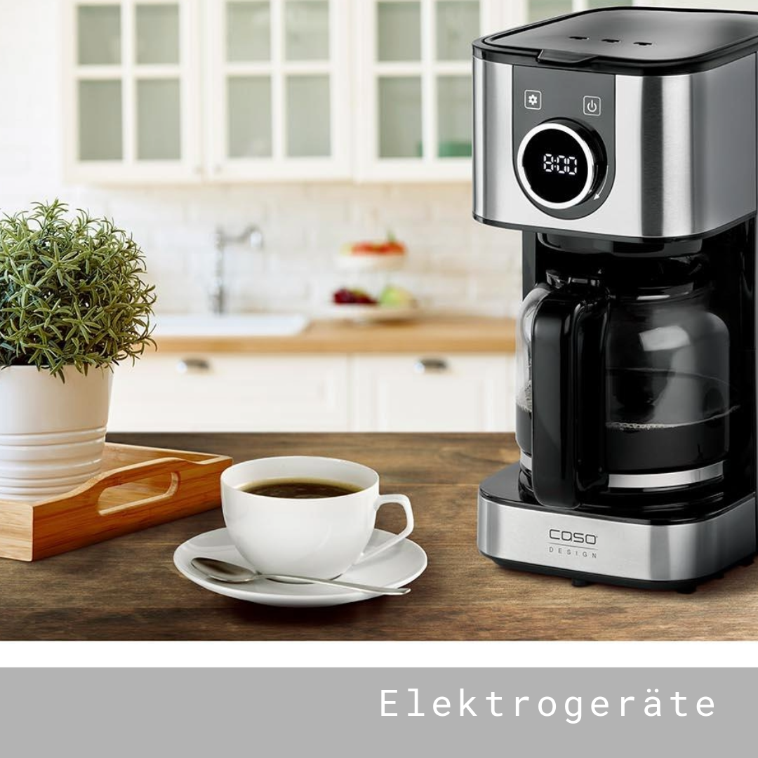 Filterkaffeemaschine mit Kaffeetasse und Pflanze auf Holztab
