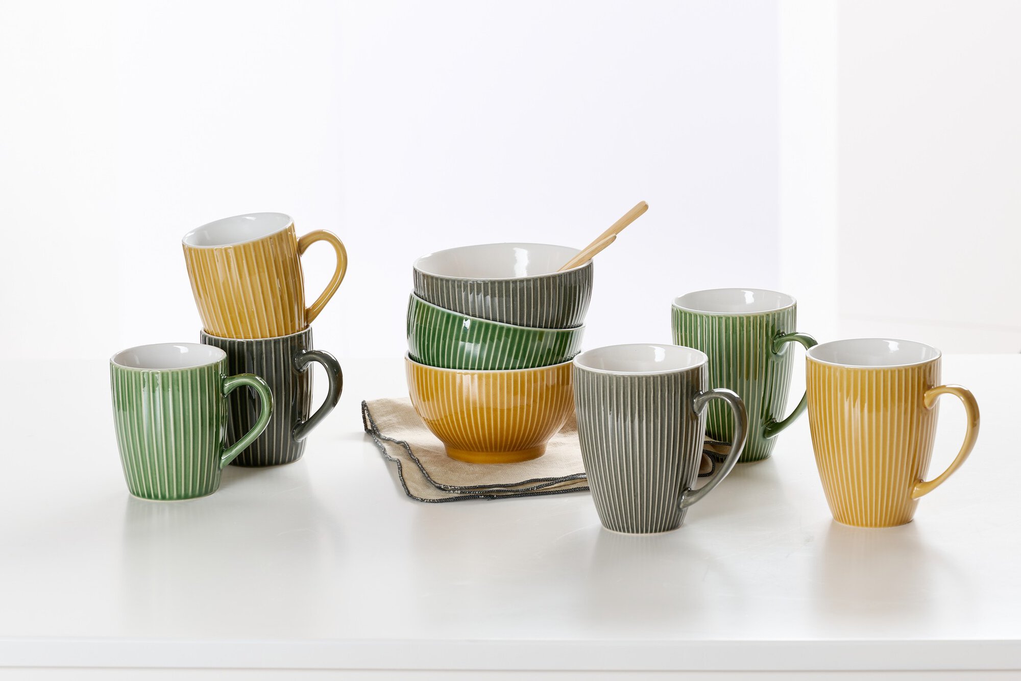 Set aus Keramik Tassen und Schalen mit Streifenmuster in Grü