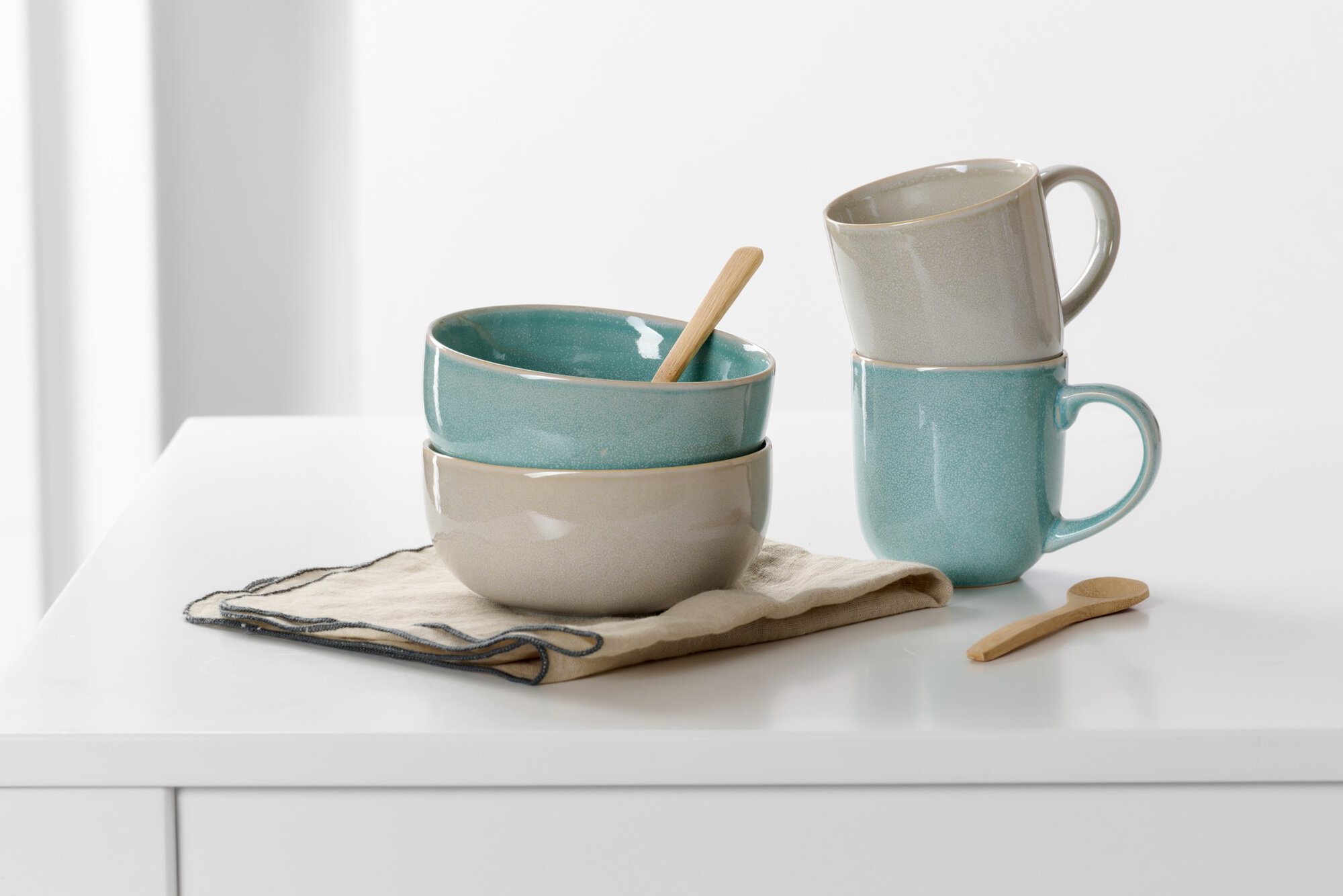 Keramik Geschirr Set mit blauen und grauen Schalen, Tassen u