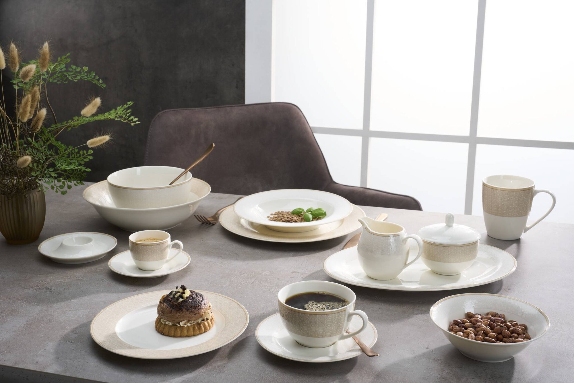 Porzellan Kaffeeservice mit Tasse, Teller, Schale und Kaffee