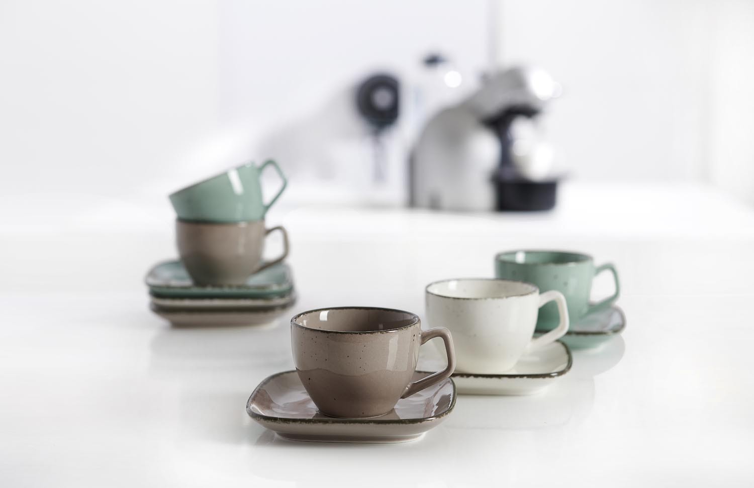 Keramik Tassen und Untertassen in Beige, Weiß und Grün arran