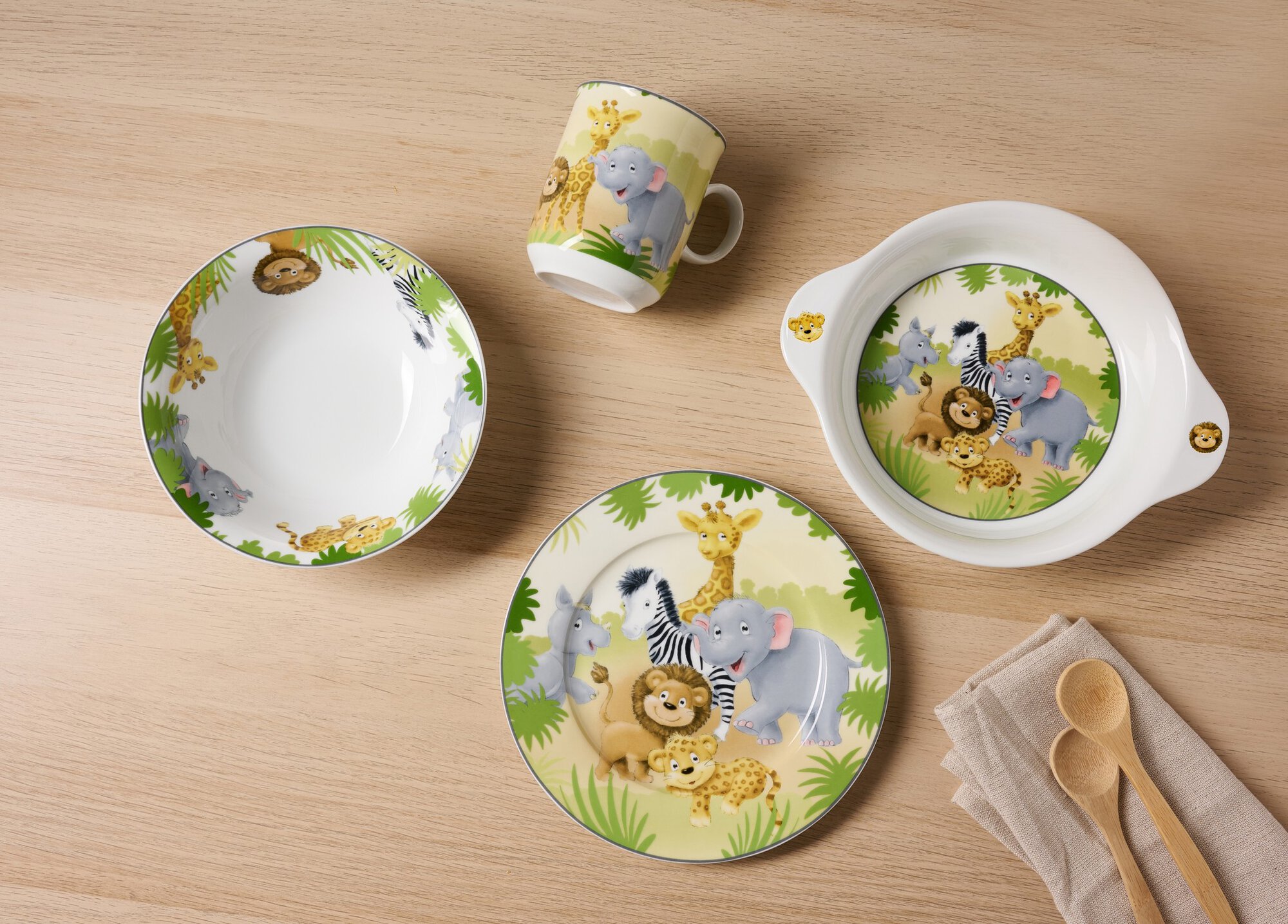 Kindergeschirr aus Porzellan mit Löwe, Giraffe, Elefant und